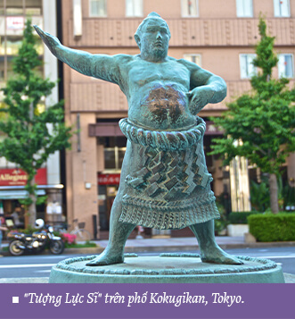 "Tượng Lực Sĩ" trên phố Kokugikan, Tokyo.